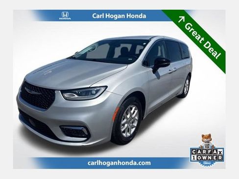 Used 2024 Chrysler Pacifica Touring-L FWD image 1