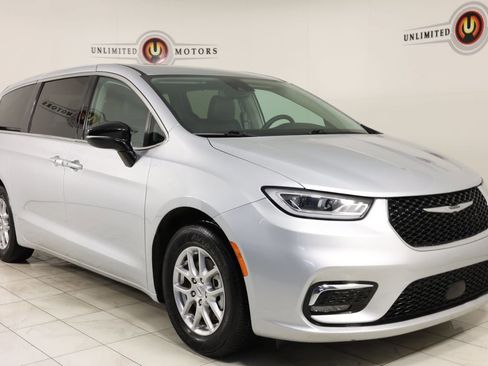 Used 2024 Chrysler Pacifica Touring-L image 41