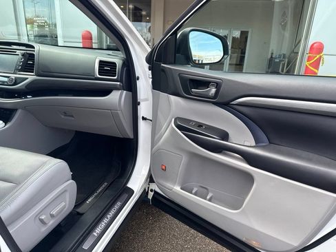 Used 2018 Toyota Highlander Limited AWD/4WD image 17