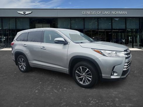 Used 2018 Toyota Highlander XLE image 3
