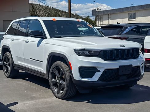 Used 2023 Jeep Grand Cherokee Altitude AWD/4WD image 2