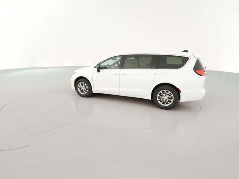 New 2026 Chrysler Pacifica Select image 7