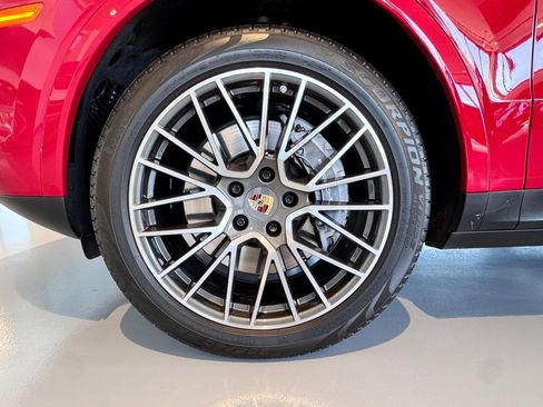 Used 2023 Porsche Cayenne Platinum Edition image 29