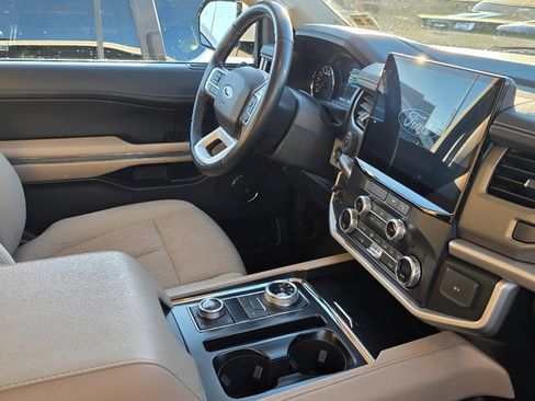 Used 2022 Ford Expedition XLT image 3