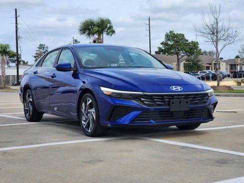 Used 2025 Hyundai Elantra SEL image 3