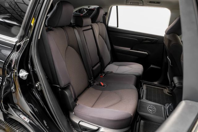 Used 2023 Toyota Highlander LE AWD/4WD image 37