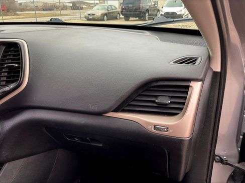 Used 2017 Jeep Cherokee Sport image 21