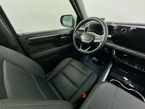 Used 2025 Chevrolet Suburban Z71 w/ Comfort Package AWD/4WD image 8