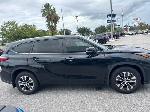 Used 2023 Toyota Highlander XLE FWD image 4