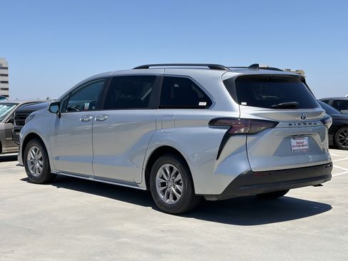 Certified 2024 Toyota Sienna XLE FWD image 5