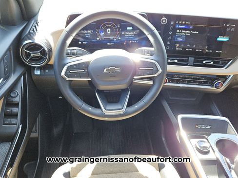 Used 2025 Chevrolet Equinox ACTIV w/ Safety and Technology Package FWD image 5