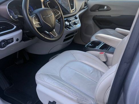 Used 2017 Chrysler Pacifica Touring-L w/ Tire & Wheel Group image 10