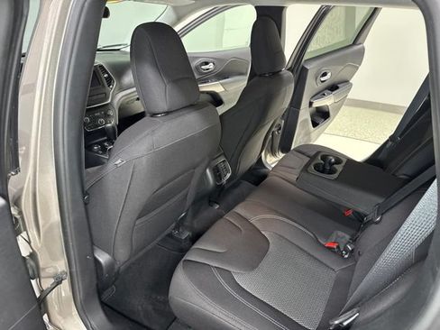 Used 2019 Jeep Cherokee Latitude w/ Popular Appearance Group AWD/4WD image 21