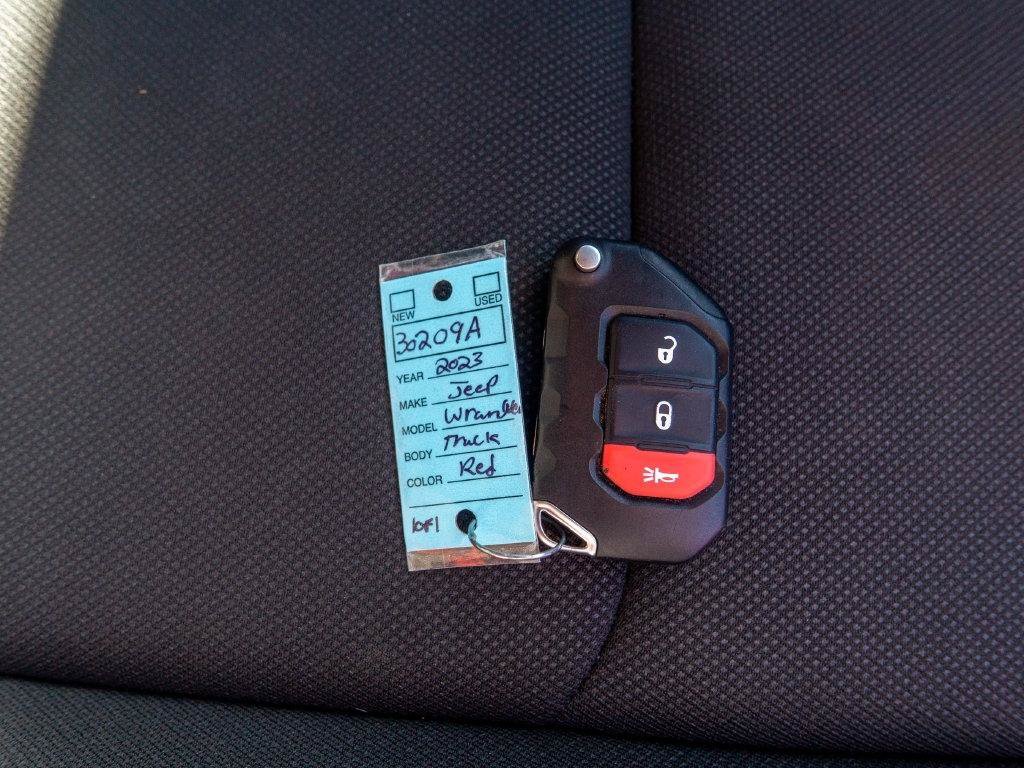 Used 2023 Jeep Gladiator Sport AWD/4WD image 29