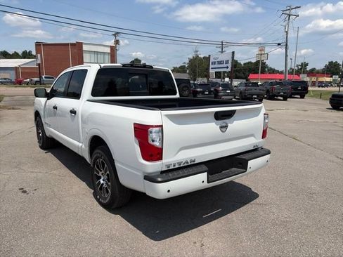 Used 2022 Nissan Titan SV RWD image 4