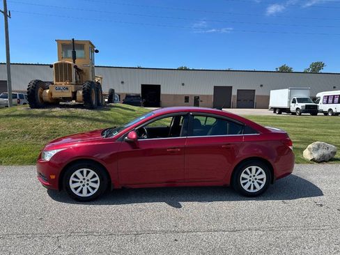Used 2011 Chevrolet Cruze LT FWD image 2