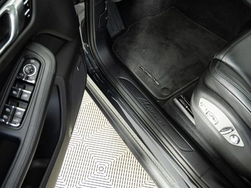 Certified 2025 Porsche Macan image 8