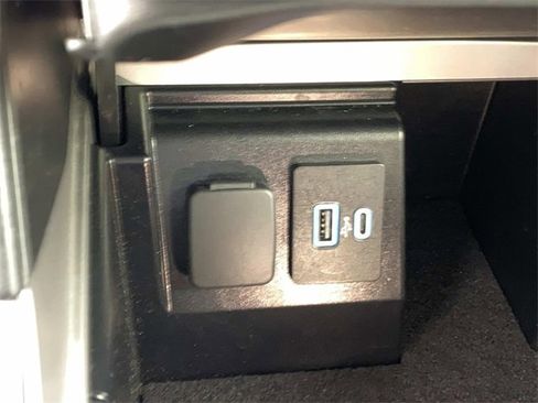 Used 2022 Ford Explorer XLT w/ Equipment Group 202A image 22