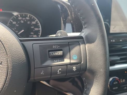 Used 2024 Nissan Pathfinder SL FWD image 18