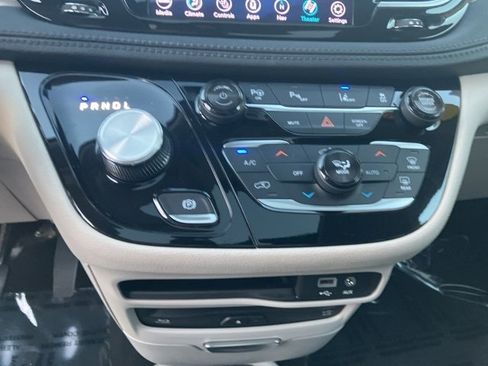 Used 2018 Chrysler Pacifica Limited w/ Advanced Safetytec Group image 19