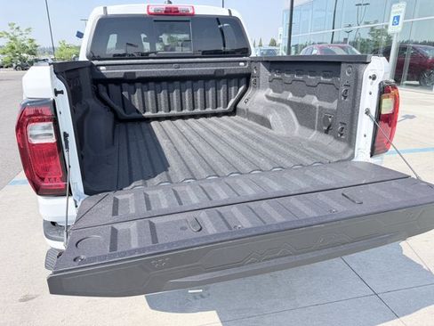 Used 2024 GMC Canyon AT4 w/ AT4 Premium Package AWD/4WD image 9