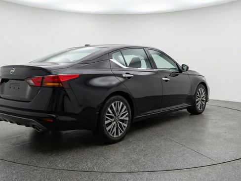 Used 2025 Nissan Altima 2.5 SV FWD image 9