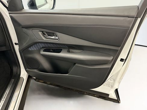 Used 2024 Nissan Ariya AWD image 33