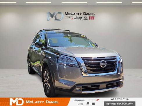 Used 2022 Nissan Pathfinder Platinum w/ Cargo Package AWD/4WD image 1