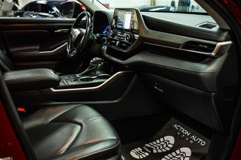 Used 2020 Toyota Highlander XLE AWD/4WD image 14