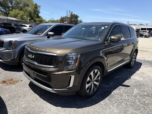 Used 2022 Kia Telluride EX w/ EX Premium Package image 3