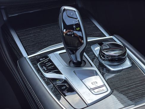 Used 2022 BMW 740i xDrive w/ M Sport Package AWD/4WD image 36