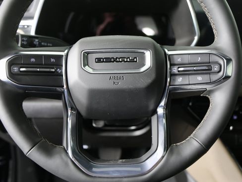 Used 2025 GMC Canyon Denali image 13