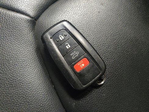 Used 2020 Toyota Highlander XLE FWD image 32
