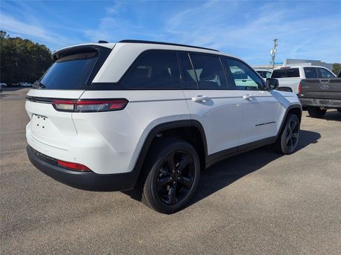 New 2025 Jeep Grand Cherokee Altitude RWD image 5