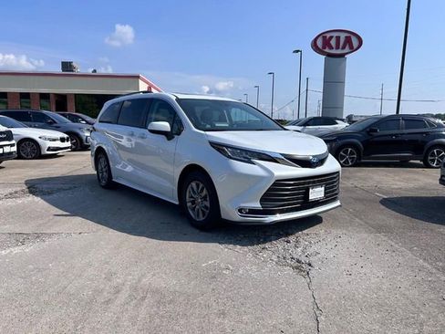 Used 2022 Toyota Sienna XLE w/ XLE Plus Package image 1