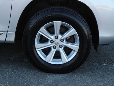 Used 2011 Toyota Highlander Hybrid w/ Cold Weather Pkg image 35