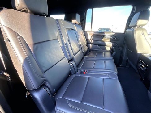 Used 2025 Chevrolet Suburban Z71 image 21