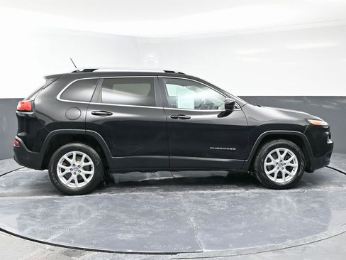 Used 2018 Jeep Cherokee Latitude w/ Safety Group image 8