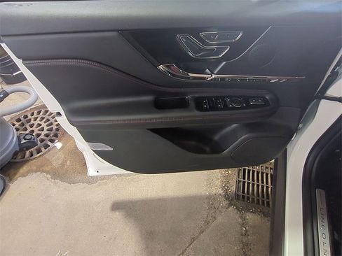 Certified 2022 Lincoln Nautilus Reserve w/ Equipment Group 201A image 2