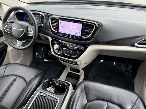 Used 2023 Chrysler Pacifica Touring-L FWD image 27