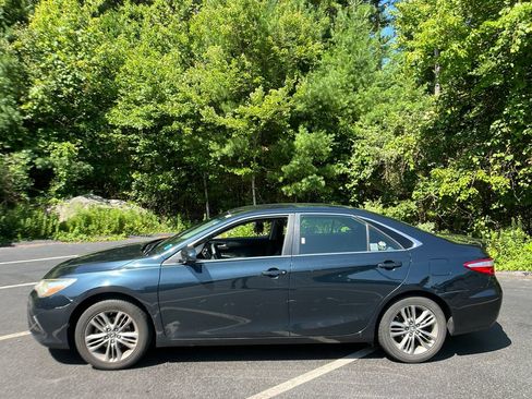 Used 2017 Toyota Camry SE FWD image 2