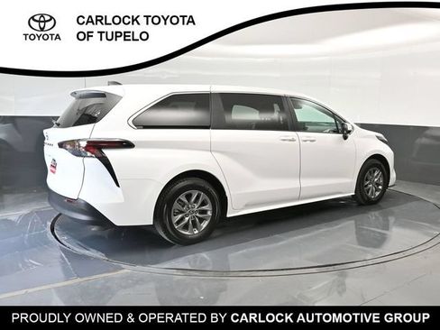 Used 2026 Toyota Sienna LE FWD image 3