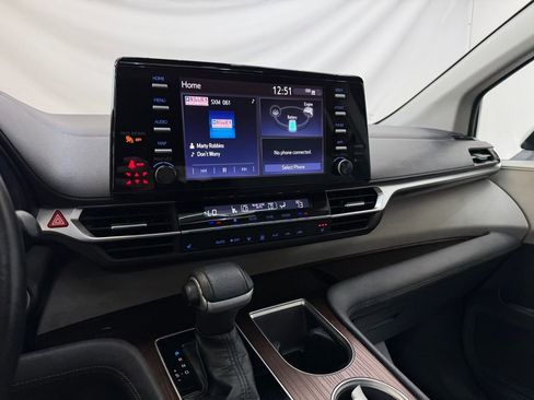 Used 2021 Toyota Sienna XLE image 15