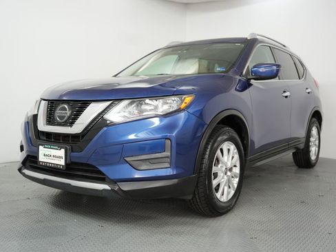 Used 2018 Nissan Rogue SV image 3