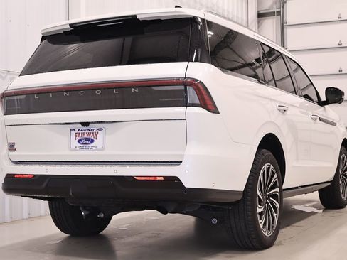 Used 2025 Lincoln Navigator Black Label image 9