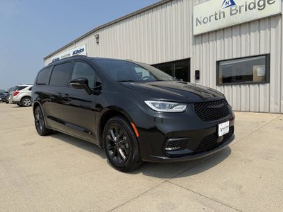 Used 2021 Chrysler Pacifica Touring-L w/ Uconnect Theater Family Group