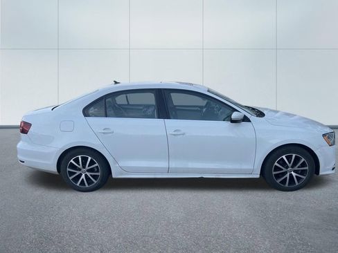 Used 2017 Volkswagen Jetta SE FWD image 2