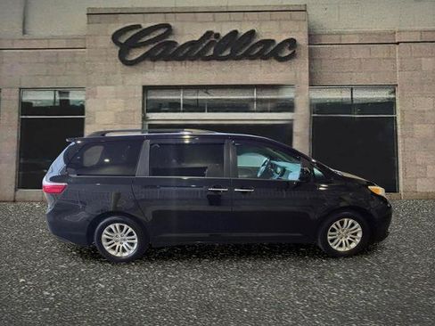 Used 2017 Toyota Sienna XLE Premium FWD image 6