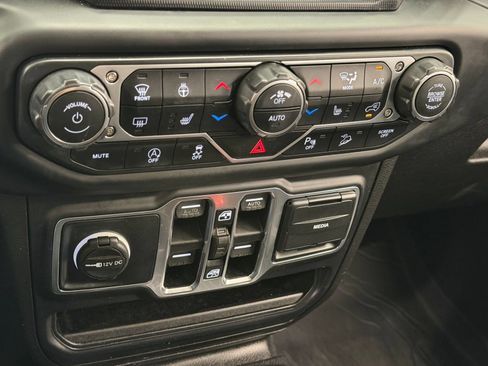 Used 2018 Jeep Wrangler Unlimited Sahara AWD/4WD image 17