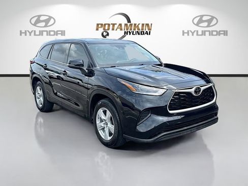 Used 2021 Toyota Highlander L FWD image 3
